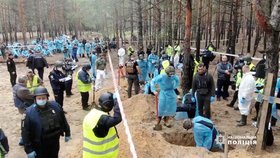 Válka na Ukrajině: Vykopávání hromadných hrobů v Izjumu