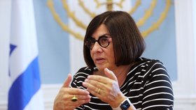 Izraelská velvyslankyně Anna Azari při rozhovoru pro Blesk (7. 10. 2024)