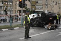 Hrozivá nehoda izraelského ministra. Auto skončilo na střeše. Jel politik na červenou?
