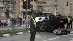 Hrozivá nehoda izraelského ministra. Auto skončilo na střeše. Jel politik na červenou?