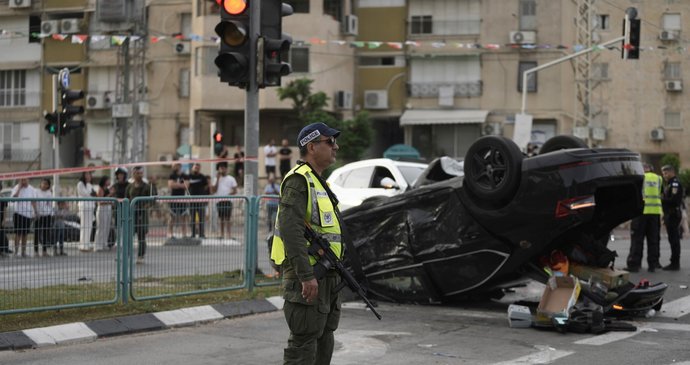 Hrozivá nehoda izraelského ministra. Auto skončilo na střeše. Jel politik na červenou?