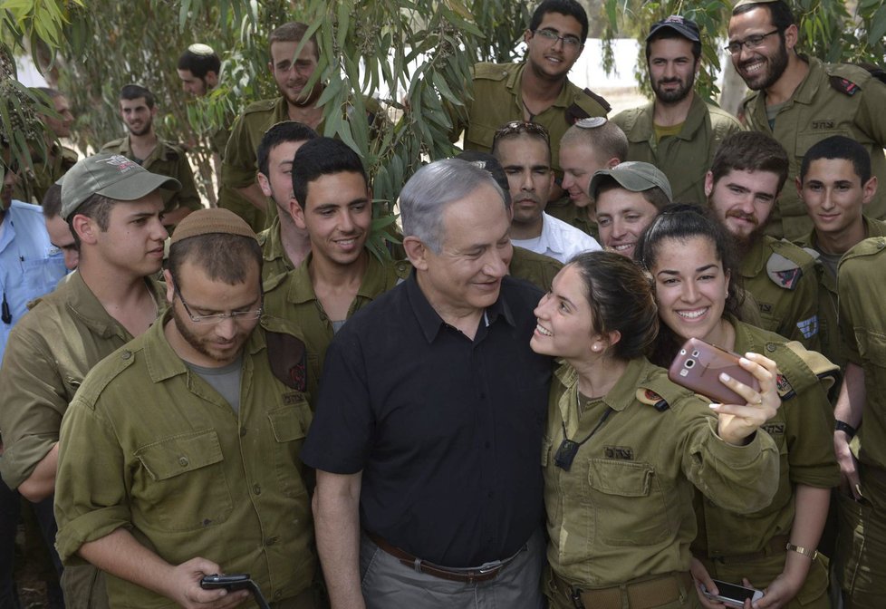 Izraelský premiér Benjamin Netanjahu s vojáky v Gaze