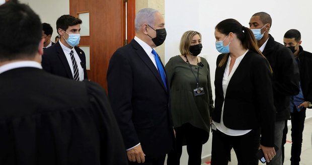Premiér u soudu kvůli korupci: Netanjahu se snažil jednání vyhnout, prokurátorka zmínila těžký případ