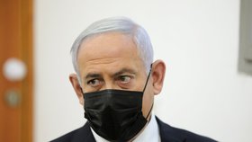 Premiér Benjamin Netanjahu u soudu.