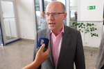 Premiér Bohuslav Sobotka před odletem do Izraele na letišti v Praze-Kbelích