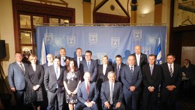 Závěrečné společné foto členů Sobotkovy a Netanjahuovy vlády