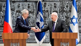 Prezident Miloš Zeman (vlevo) a jeho izraelský protějšek Reuven Rivlin 26. listopadu 2018 v Jeruzalémě při setkání s novináři.