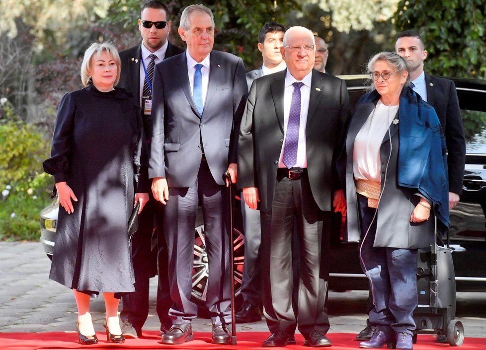 Prezident Miloš Zeman (druhý zleva) s manželkou Ivanou (vlevo) se 26. listopadu 2018 v Jeruzalémě při oficiální návštěvě Izraele sešli s izraelským prezidentským párem Reuvenem Rivlinem (druhý zprava) a Nechamou Rivlinovou (vpravo).