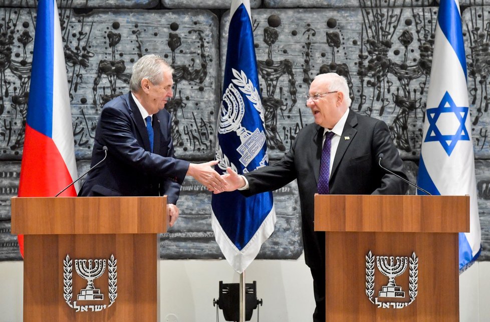 Prezident Miloš Zeman (vlevo) a jeho izraelský protějšek Reuven Rivlin 26. listopadu 2018 v Jeruzalémě při setkání s novináři.