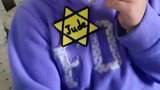 Učitelka ve školce v Izraeli se zbláznila: Dětem připnula židovskou hvězdu!