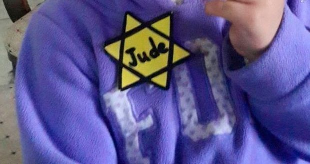 Učitelka ve školce připnula na oblečení dětem židovskou hvězdu.