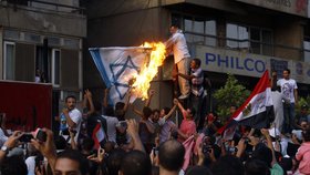 Egypťané před ambasádou pálili izraelskou vlajku