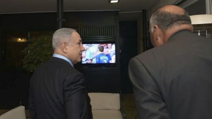Netanjahu a Shoukry (vpravo)