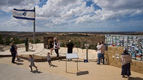 Návštěvníci se scházejí na kopci s výhledem na Pásmo Gazy ve městě Sderot na jihu Izraele. (1. 10. 2026)