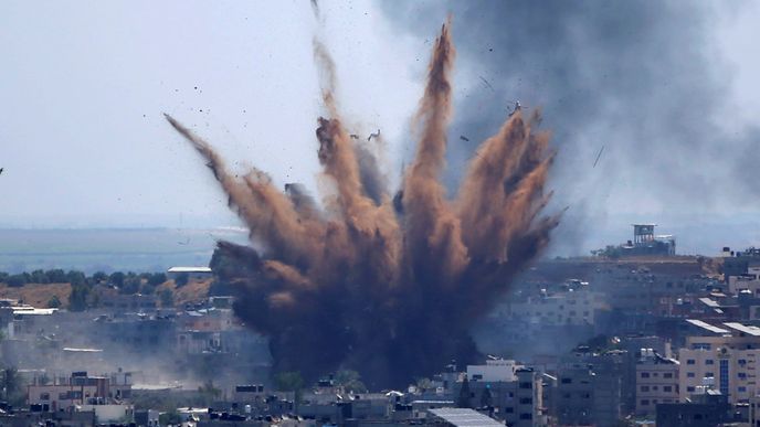 Deset lidí zemřelo při izraelském náletu na Pásmo Gazy.