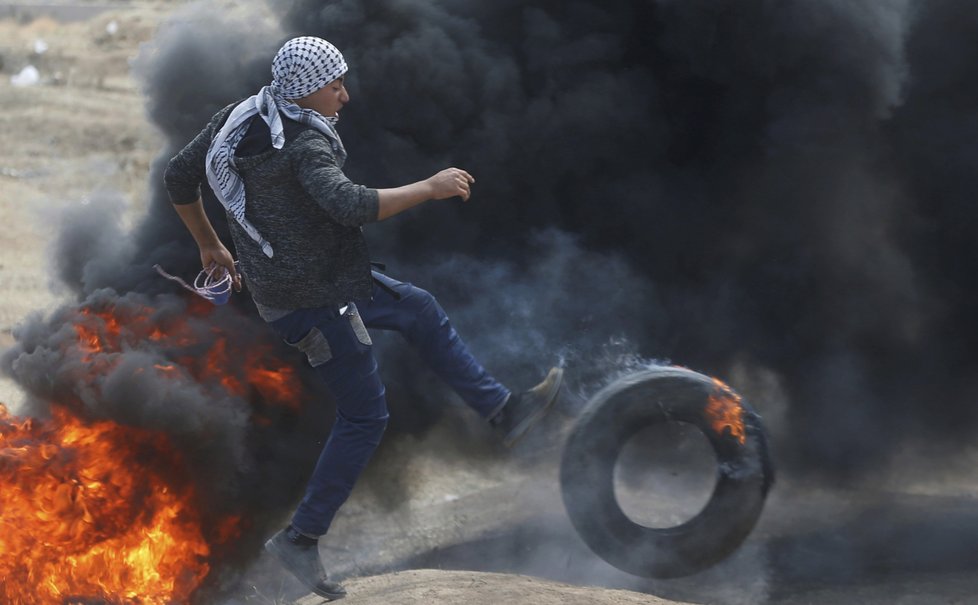 Při protestech v Gaze izraelští vojáci zastřelili 58 Palestinců.