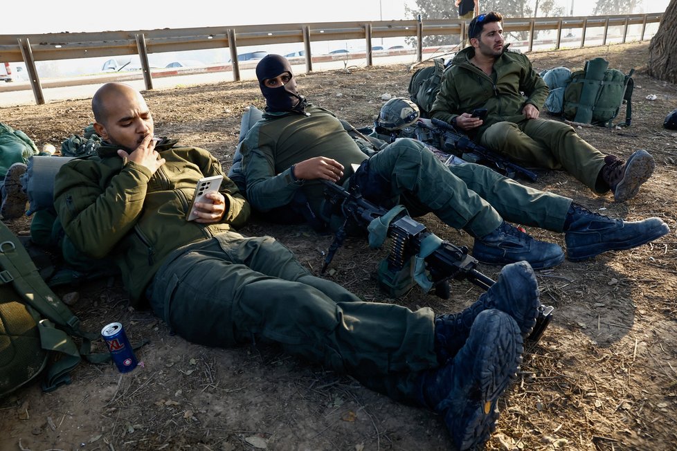 Izraelští vojáci čekají na znovunasazení v Gaze