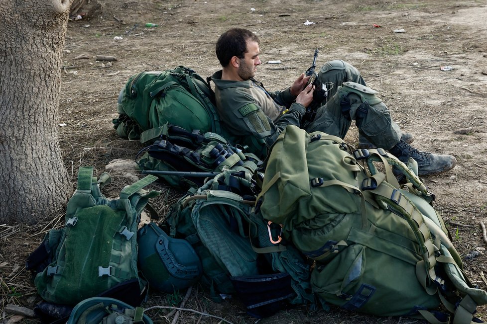 Izraelští vojáci čekají na znovunasazení v Gaze