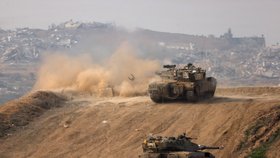 Izraelské tanky nedaleko hranice s Gazou (27.12.2023)