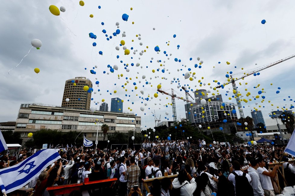 Tel Aviv: Vypouštění balonků za rukojmí Hamásu (7. 12. 2023)