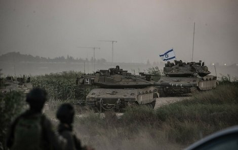 Izraelské tanky při přesunu k pásmu Gaza