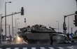 Izraelské tanky při přesunu k pásmu Gazy