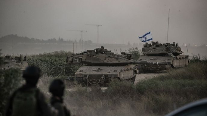 Izraelské tanky se přesouvají k hranicím Pásma Gazy.