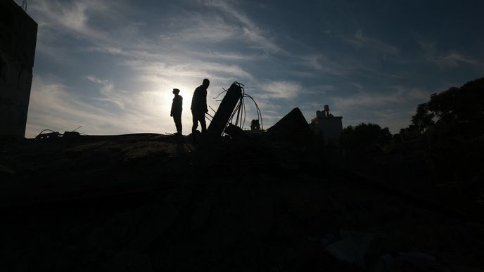 Palestinci prověřují škody v rezidenční čtvrti v Rafáhu v jižním pásmu Gazy po izraelských náletech na začátku 4. prosince 2023