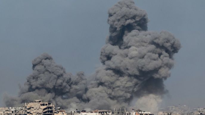 Kouř stoupající nad budovami během izraelského úderu v Gaze, uprostřed pokračujících bojů mezi Izraelem a militantní skupinou Hamás