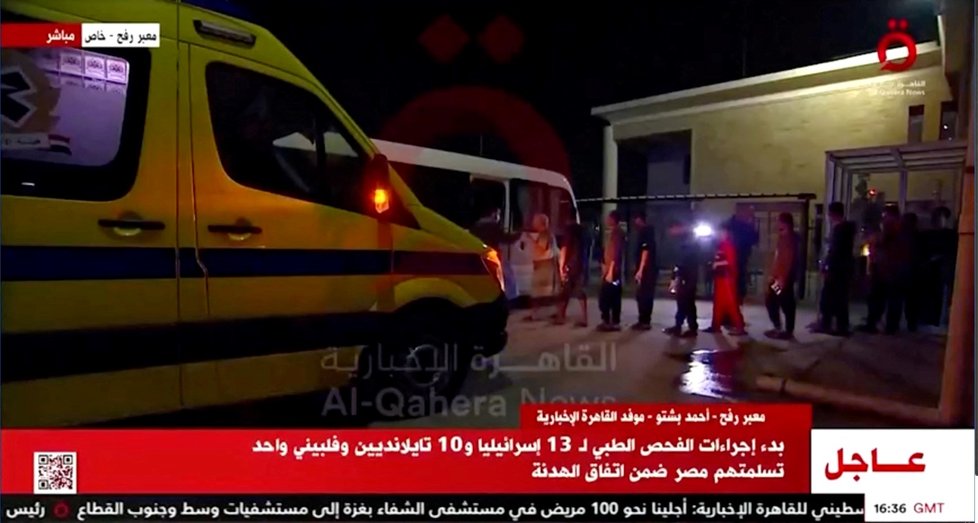 Převoz rukojmích propuštěných Hamásem do izraelských nemocnic (24.11.2023)