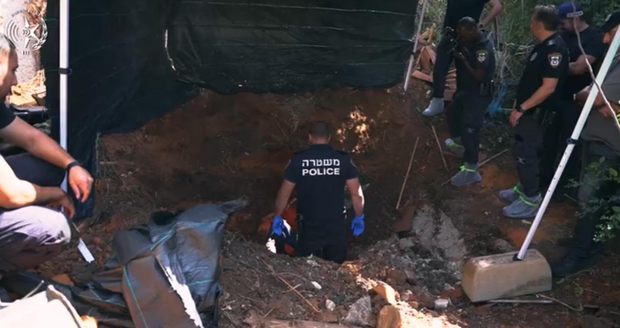 Izraelka pohřbila svou matku na zahradě, aby mohla pobírat její sociální dávky.