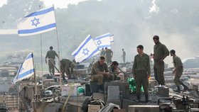 Izraelští tankisté u hranic s Pásmem Gazy