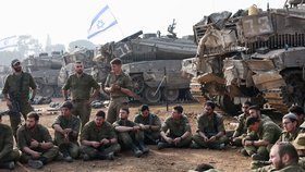 Izraelští tankisté u hranic s Pásmem Gazy