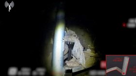 Izraelská armáda ukázala, jak našla v podzemí nemocnice Šífa tunel dlouhý 55 metrů (19. 11. 2023).