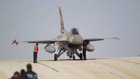 Izraelská stíhačka F-16.