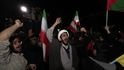 Íránští demonstranti skandují hesla během protiizraelského shromáždění před britskou ambasádou v Teheránu (14. 4. 2024)