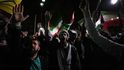 Íránští demonstranti skandují hesla během protiizraelského shromáždění před britskou ambasádou v Teheránu (14. 4. 2024)
