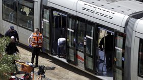 Palestinec v tramvaji ubodal mladou Britku a zranil i další cestující.