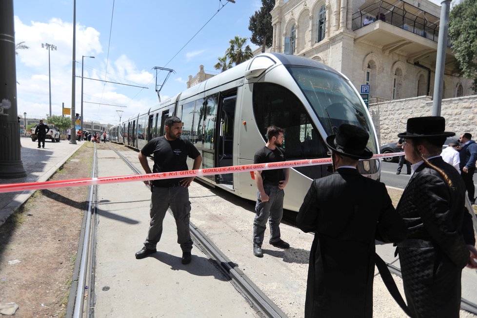 Palestinec v tramvaji ubodal mladou Britku a zranil i další cestující.
