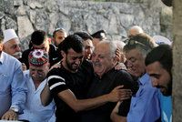 Arabové chtěli truchlit po atentátnících, izraelská policie jim strhla stany