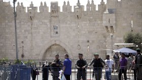 Izraelská policie dnes na pokyn premiéra Benjamina Netanjahua strhla stany, v nichž chtěli izraelští Arabové truchlit po třech mužích, kteří v pátek zaútočili na izraelské policisty v Jeruzalémě.