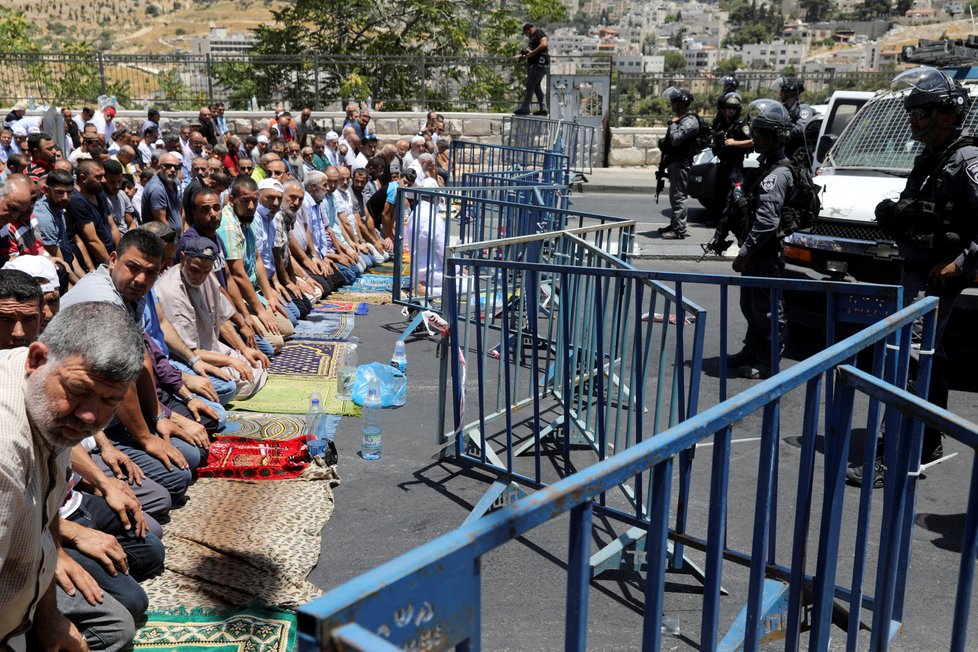 Izraelská policie strhla stany truchlícím po atentátnících