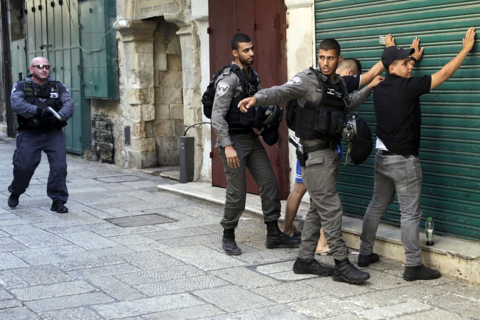 Izraelská policie strhla stany truchlícím po atentátnících