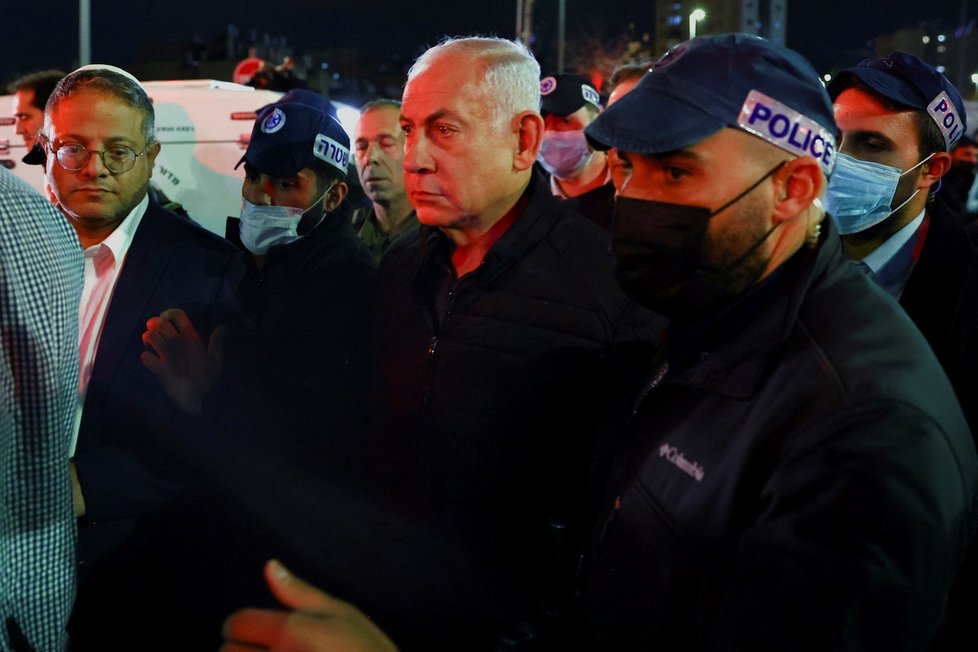 Izraelský premiér Benjamin Netanjahu na místě  teroristického útoku u synagogy v Jeruzalémě. (27.1.2023)