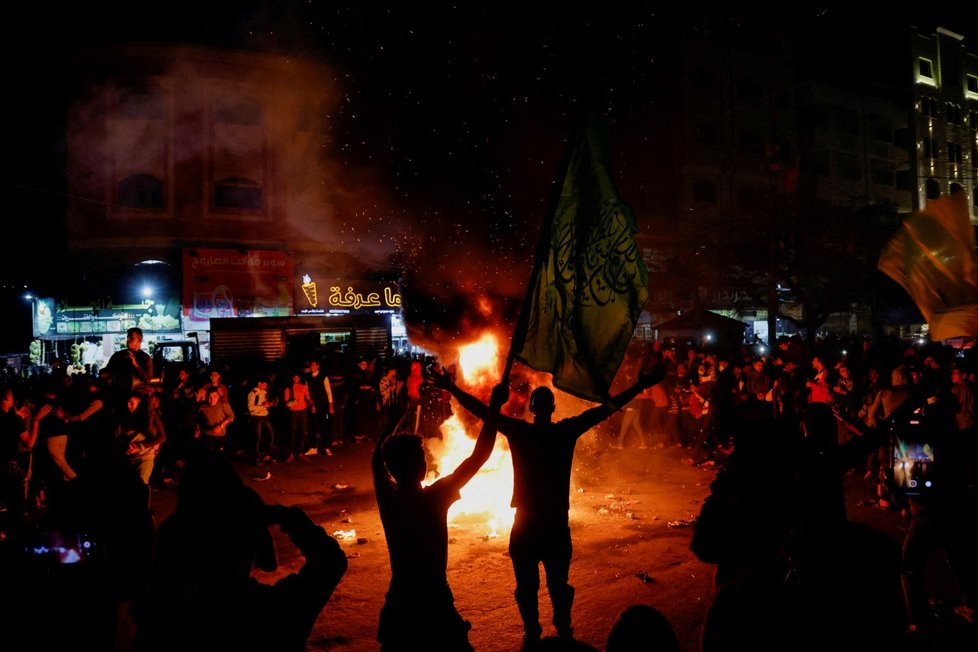 Palestinci v Gaze oslavují teroristický útok v Jeruzalémě. (27.1.2023)