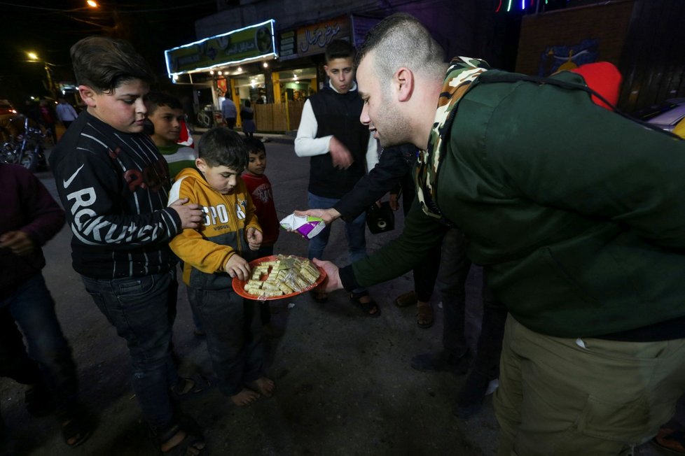 Palestinci v Gaze oslavují teroristický útok v Jeruzalémě. (27.1.2023)