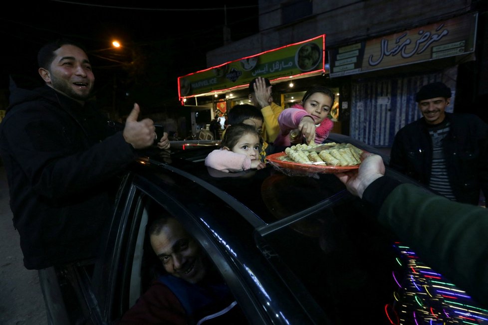 Palestinci v Gaze oslavují teroristický útok v Jeruzalémě. (27.1.2023)