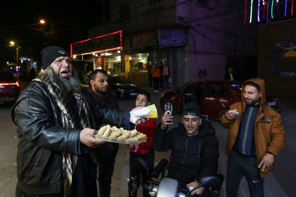 Palestinci v Gaze oslavují teroristický útok v Jeruzalémě. (27.1.2023)