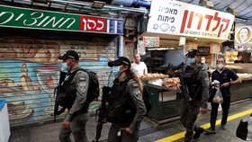 Na dodržování karantény v Izraeli dohlíží policie.