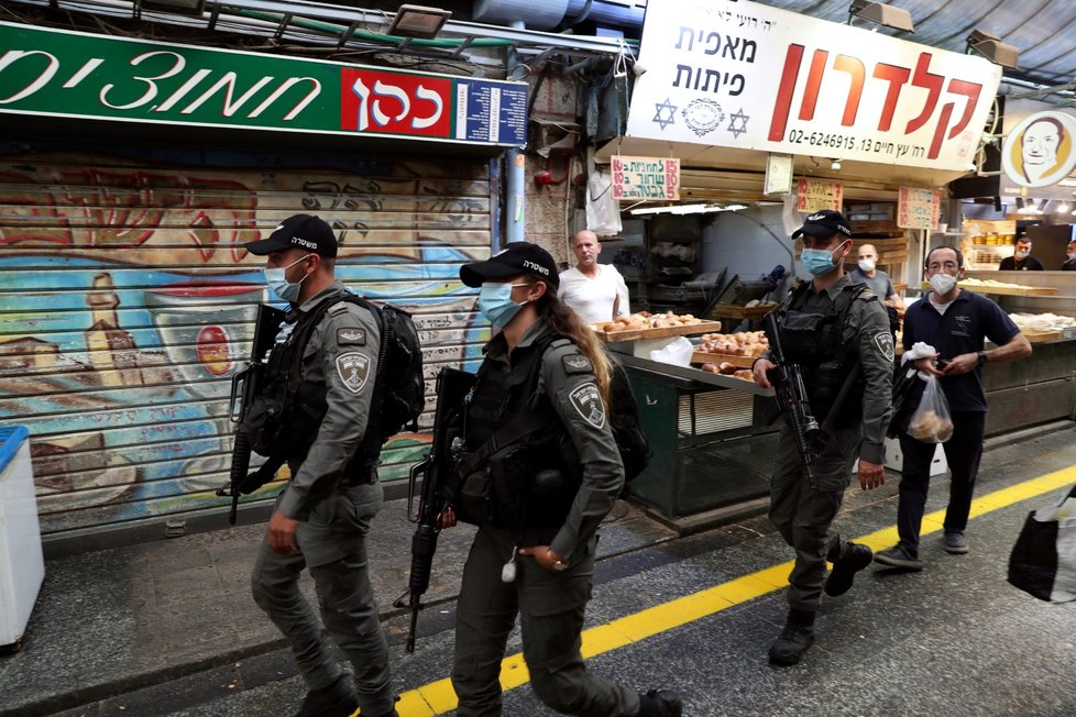 Na dodržování karantény v Izraeli dohlíží policie.